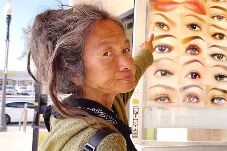 Từng chịu nhiều cú sốc sau ly hôn nên tinh thần Kim Ngân dần bất ổn. Cô cự tuyệt tất cả mọi sự giúp đỡ từ phía mẹ đẻ, con gái và đồng nghiệp để sống kiếp lang thang, vô gia cư. (Ảnh: SVVN)