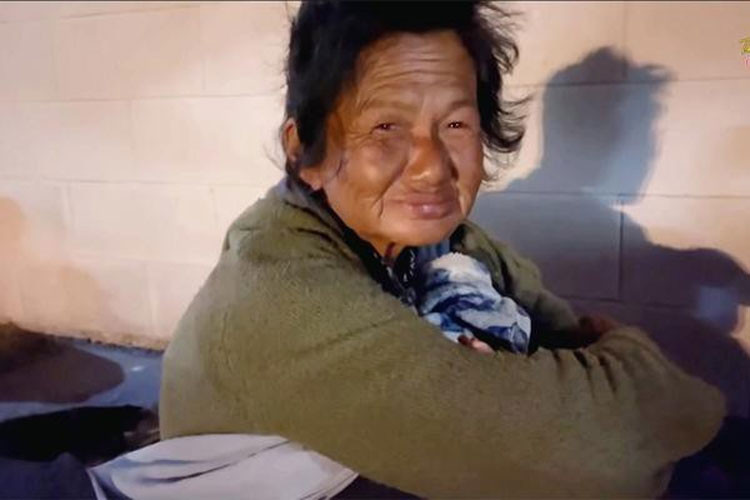 “Hàng ngày khi đói tôi phải đi xin người ta cho đồ ăn chứ không có tiền mua, hoặc có người thấy tôi khổ quá thì cho tiền đi mua đồ ăn. Người ta cho tôi cũng vừa vừa, mỗi ngày được 5 đến 10 đô la. Bữa giờ tôi ngủ trong gara của một bà mục sư cùng mấy người lớn tuổi, ở đấy họ có gì cũng cho tôi ăn cùng", ca sĩ Kim Ngân từng chia sẻ khi minh mẫn. (Ảnh: SVVN)