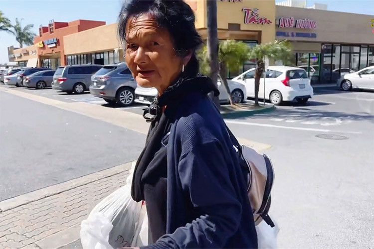  Diện mạo của Kim Ngân đã gọn gàng, sạch sẽ hơn sau khi được gội đầu. (Ảnh: Thúy Nga Channel)