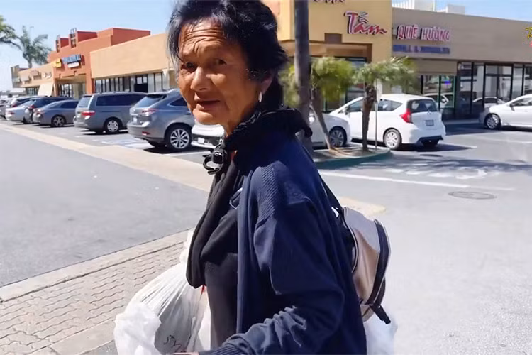  Diện mạo của Kim Ngân đã gọn gàng, sạch sẽ hơn sau khi được gội đầu. (Ảnh: Thúy Nga Channel)