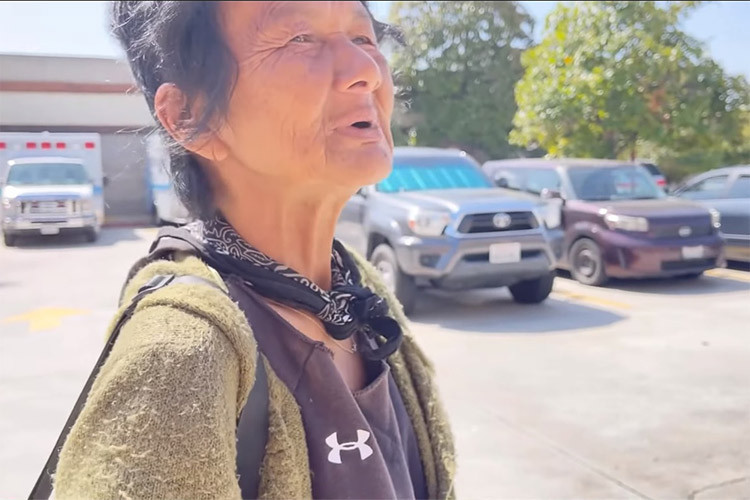 Theo Thúy Nga, tới thời điểm này, Kim Ngân đã sống kiếp vô gia cư hơn 20 năm. (Ảnh: Thúy Nga Channel)