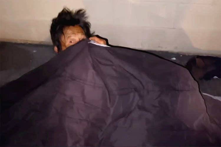 Theo Trizzie Phương Trinh nhiều năm sống lang thang, tính tình của Kim Ngân rất hung dữ nên không phải ai cũng dám lại gần Kim Ngân vì cứ tiếp cận là nữ ca sĩ lại la hét, chửi bới và chạy trốn. (Ảnh: Vietnamnet)