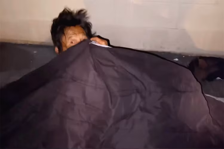 Theo Trizzie Phương Trinh nhiều năm sống lang thang, tính tình của Kim Ngân rất hung dữ nên không phải ai cũng dám lại gần Kim Ngân vì cứ tiếp cận là nữ ca sĩ lại la hét, chửi bới và chạy trốn. (Ảnh: Vietnamnet)