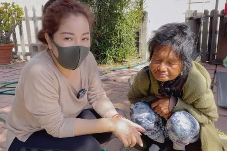 Biết được hoàn cảnh của Kim Ngân, nữ danh hài Thúy Nga đã cố gắng tiếp cận để giúp đỡ đàn chị. (Ảnh: Thúy Nga Channel)