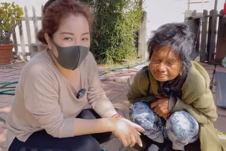 Biết được hoàn cảnh của Kim Ngân, nữ danh hài Thúy Nga đã cố gắng tiếp cận để giúp đỡ đàn chị. (Ảnh: Thúy Nga Channel)