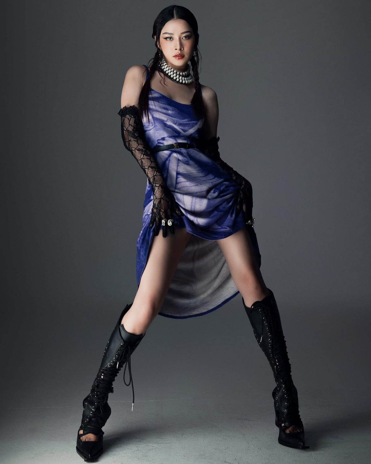 Phong cách hở hang thôi chưa đủ, giọng ca "Anh xin lỗi em đi" còn tìm đến những trang phục “chất”, thậm chí có phần “quái tính” mà không phải mỹ nhân Vbiz nào cũng mạnh dạn trải nghiệm.