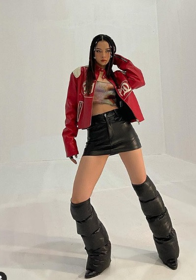 Chi Pu từng đăng status đầy ẩn ý nhằm ám chỉ phong cách mà mình đang theo đuổi: "Khi tôi ngoan thì rất tốt. Còn khi tôi hư thì mọi thứ còn tốt hơn".