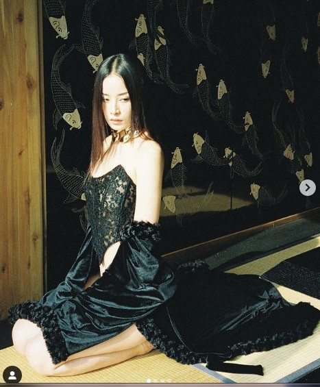 Mỹ nhân sinh năm 1993 được khen phù hợp với hình tượng "gái hư". Dù vậy, Chi Pu không ít lần gây tranh cãi vì phong cách hở hang quá đà.