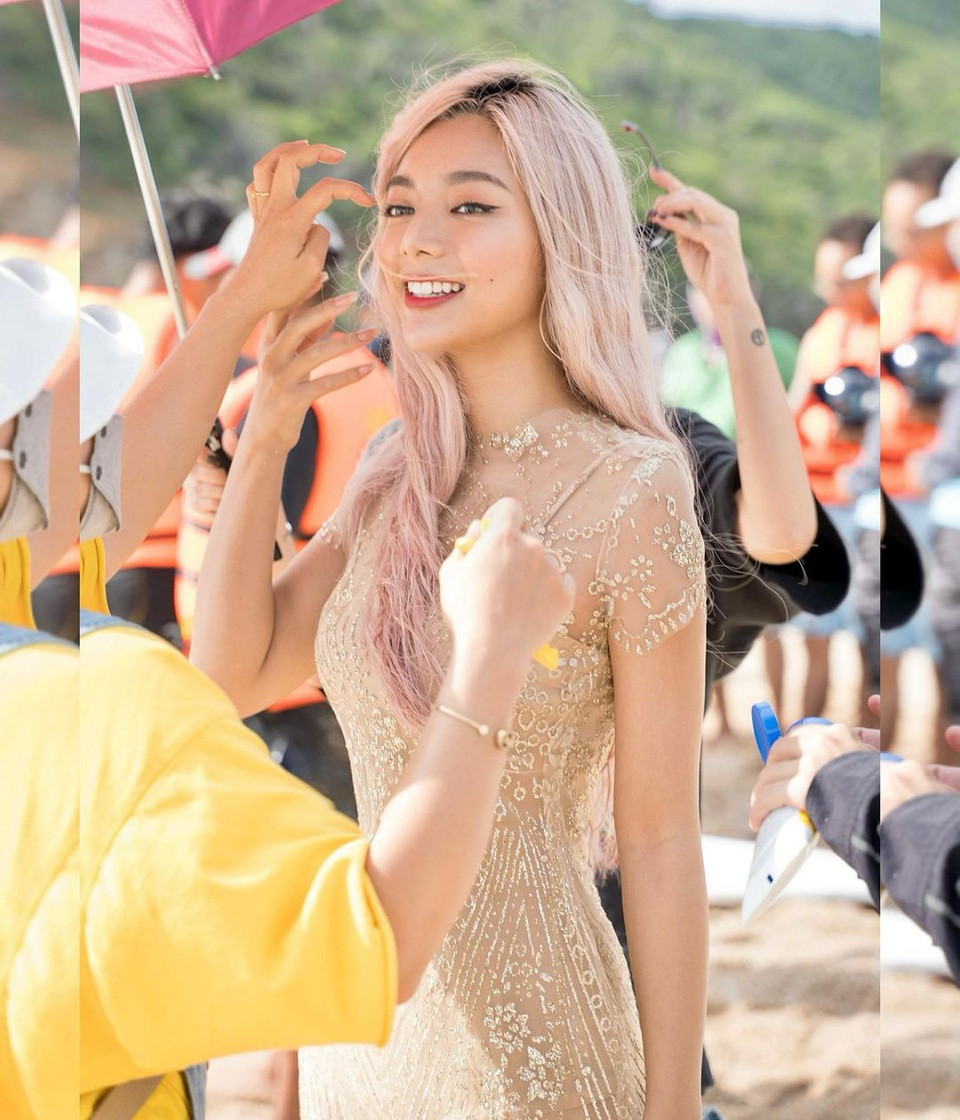 Vóc dáng đồng hồ cát, làn da nâu khoẻ khoắn cùng thần thái sang chảnh của Katleen cũng thu hút người đối diện. 9X tiết lộ thường xuyên tập nhảy và võ để có được vóc dáng săn chắc.