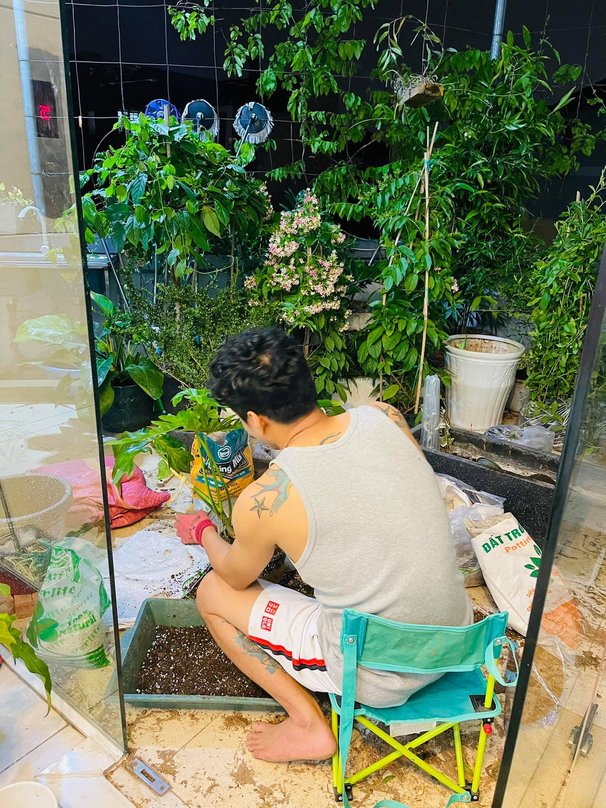 Để tránh vướng víu khi làm việc nhà, nam diễn viên phải buộc túm tóc lên.