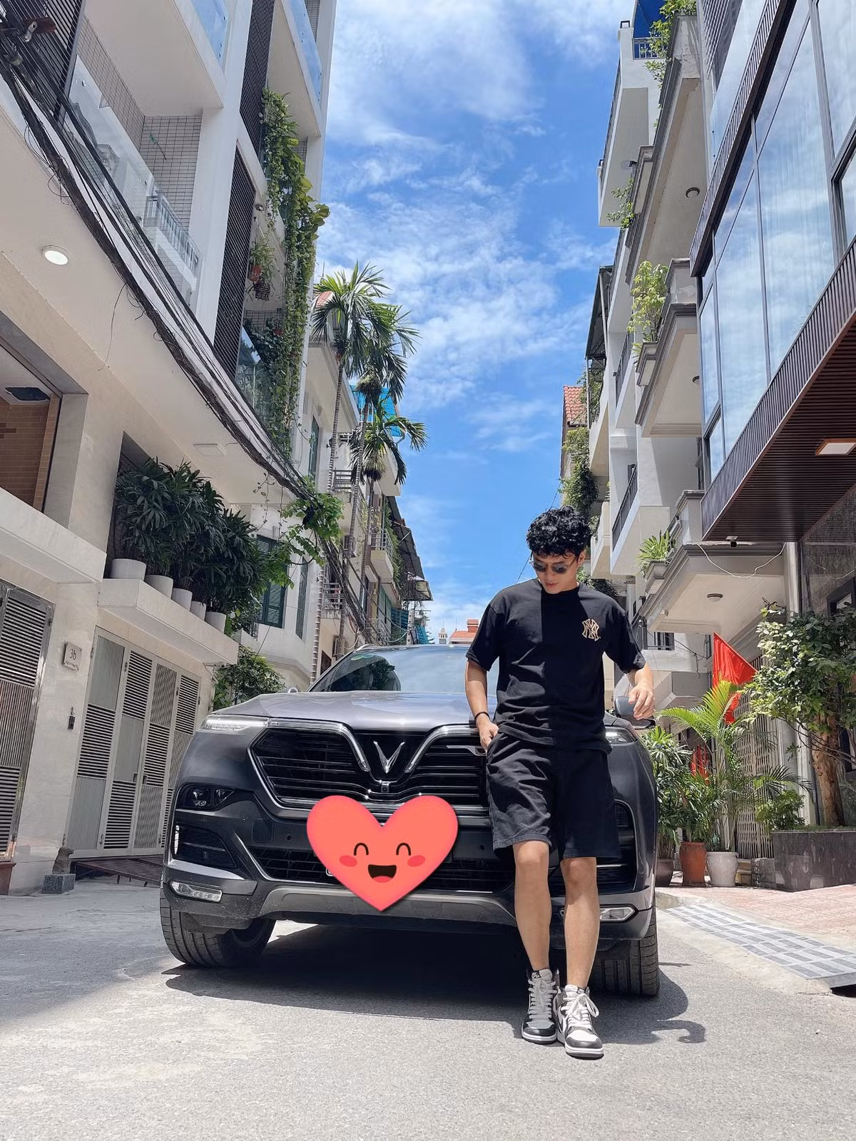 Dù sở hữu mái tóc như tô mì úp nhưng nam diễn viên được nhiều người hâm mộ khen trông vẫn rất đẹp trai.