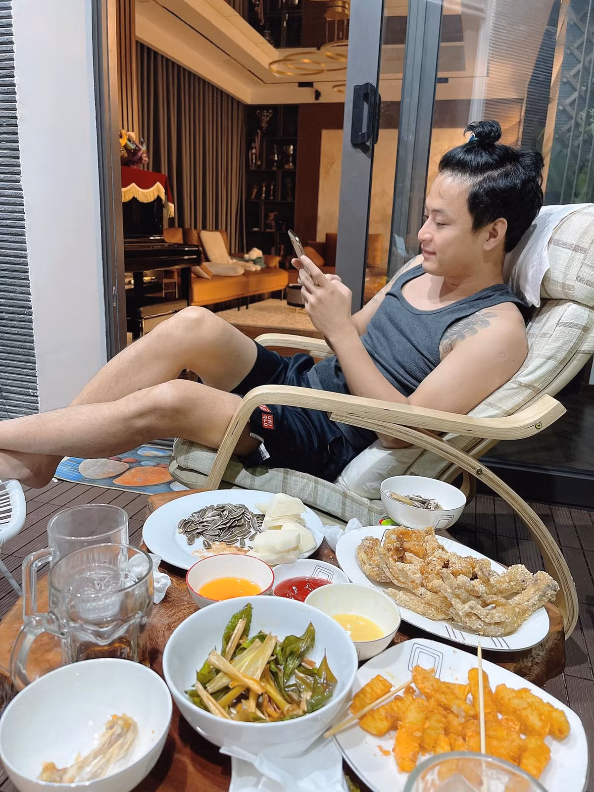 Trước đó, ông bố hai con cũng rơi vào cảnh "dở khóc dở cười" vì mái tóc khác lạ. "Về đến nhà thì chó không nhận ra chủ, sủa loạn lên. Con thì bảo sao ba lại làm thế này? Vợ thì biết trước rồi nên không ngỡ ngàng lắm, nhưng lại thích tóm tóc. Nhân viên hỏi cậu làm đầu này có thấy buồn cười không? Bạn bè thì thái độ lồi lõm… chụp trộm xong hả hê", nam diễn viên hài hước chia sẻ.