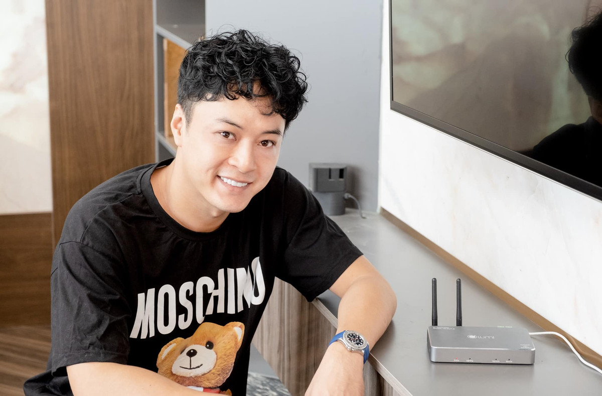 Tuy vậy, do trong thời gian ở nhà phòng chống dịch COVID-19, ông bố 2 con không thể ra tiệm chỉnh sửa lại kiểu tóc mới đang mọc dài.