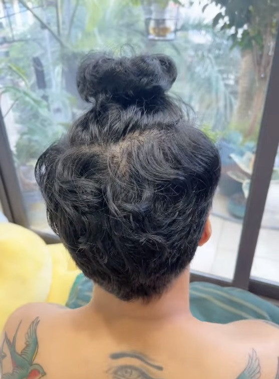 Chia sẻ clip về mái tóc "búi củ tỏi" vì lâu ngày không cắt, nam diễn viên hài hước viết: "Ngày buộc chun, chiều tháo chun thì nguyên bông hoa trên đầu. Cho nên nỗi lo sau dịch chim nó bu vào đẻ lên đầu là điều khó tránh khỏi".