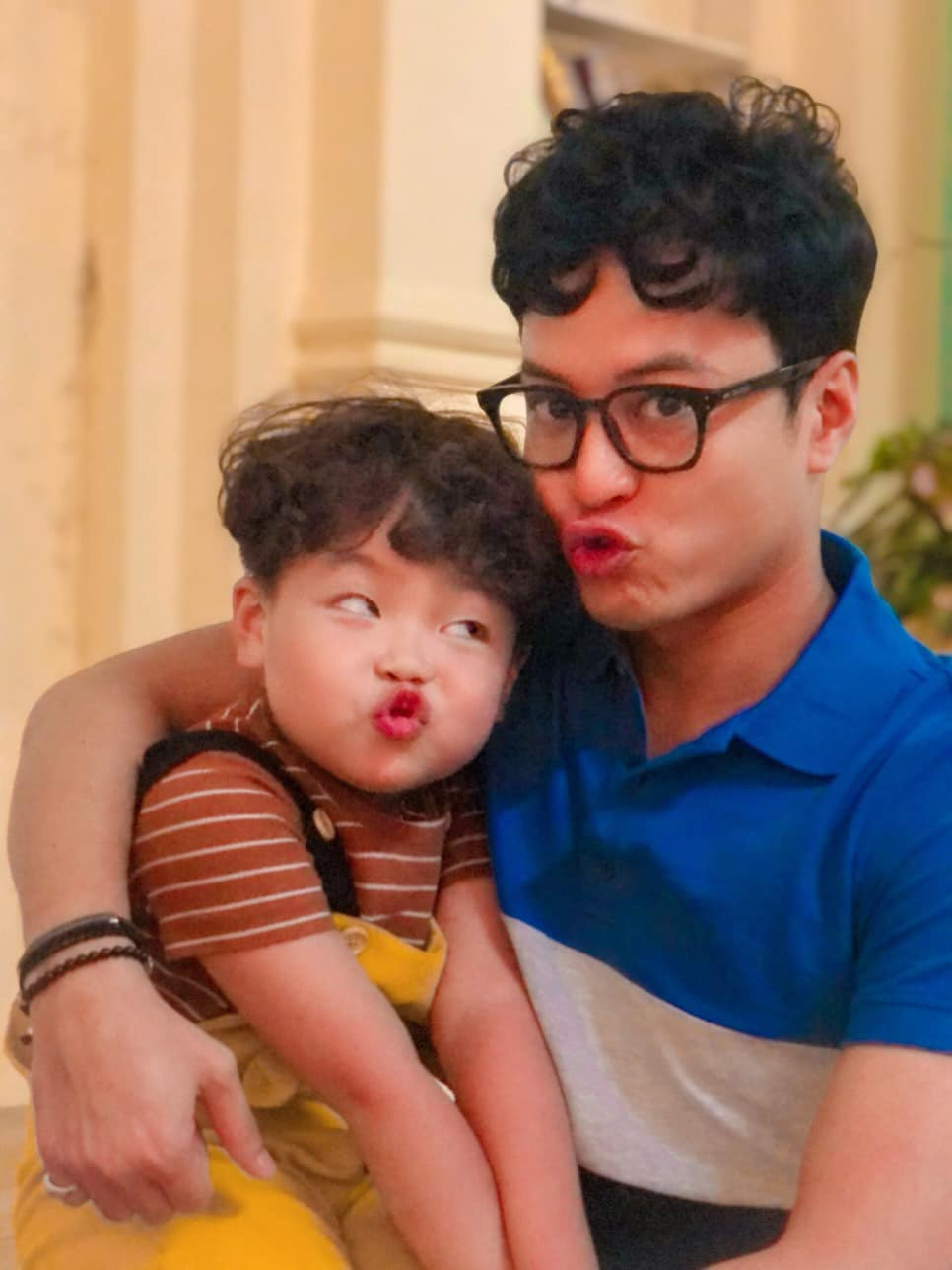 Thời gian gần đây, Hồng Đăng đổi style tóc xoăn lạ lẫm để vào vai mới trong phim.