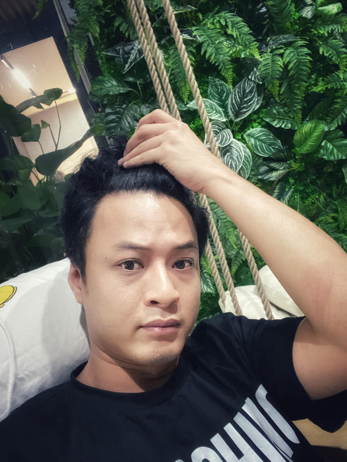 Mái tóc dài "nở hoa" của Hồng Đăng khiến anh lo sợ chim đậu lên đầu để đẻ sau dịch.