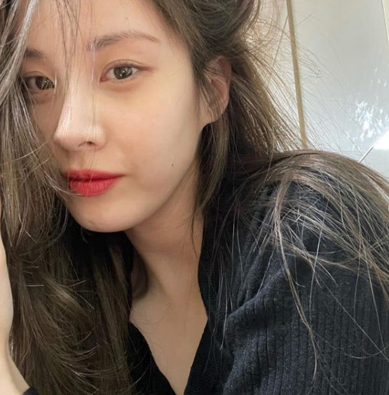 Seohyun gây ấn tượng với fan nhờ vẻ đẹp ngọt ngào, trong trẻo, đáng yêu. Em út nhóm nhạc SNSD sở hữu chiều cao 1m70, thân hình thanh thoát, khuôn mặt khả ái.