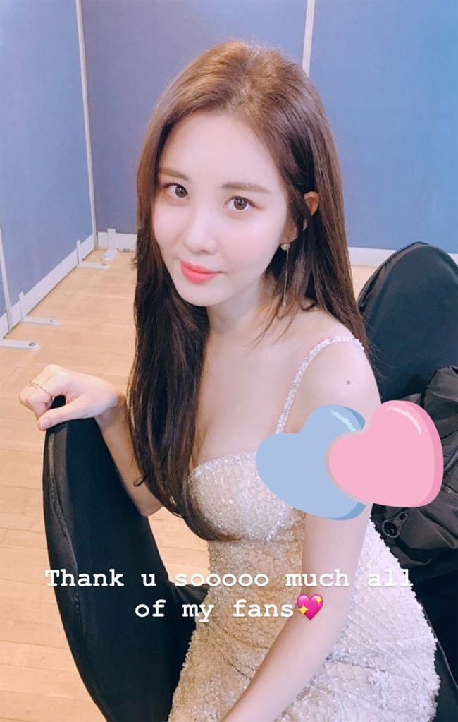 Cũng từ khi theo đuổi hình tượng sexy, trang phục của Seohyun gợi cảm, khoe da thịt hơn trước.