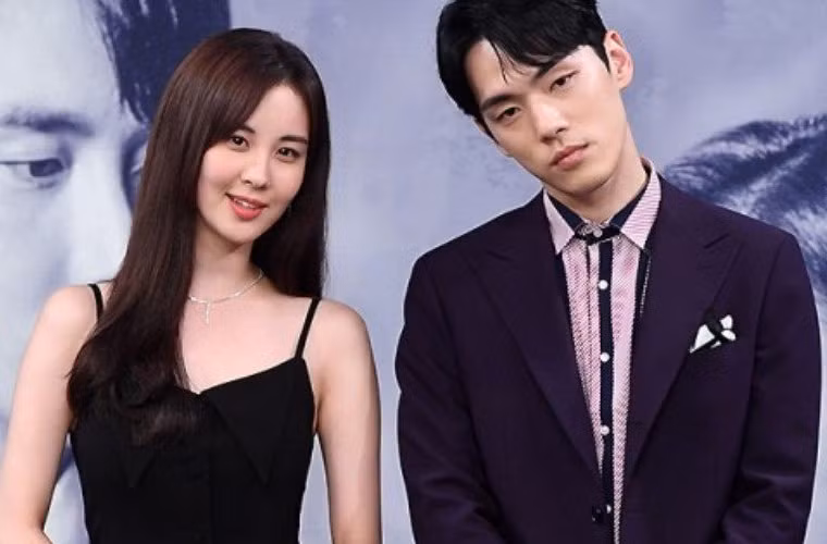 Mới đây nữ diễn viên kiêm ca sĩ trở thành tâm điểm chú ý khi bị bạn diễn Kim Jung Hyun (ảnh) đối xử thô lỗ lúc đóng phim chung và khi họp báo ra mắt phim.