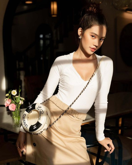 Không còn khoe ảnh hở da thịt, Hoa hậu Thế giới người Việt tại Úc 2015 chỉ đăng những bức ảnh cô ăn mặc rất trang nhã, tuy nhiên vẫn không thể thiếu các phụ kiện hàng hiệu.