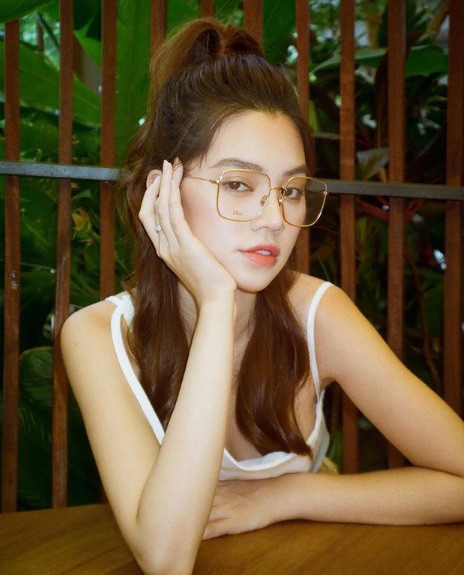 Hình ảnh của cô trên trang mạng xã hội này cũng kín đáo và trầm lặng hơn so với trước.