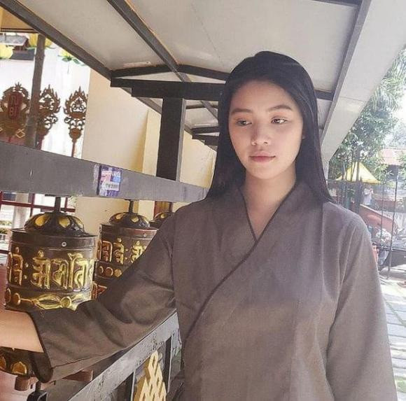 Ngay sau đó, Hoa hậu Jolie Nguyễn tạm khóa các trang cá nhân và một tháng sau cô đăng ảnh mặc áo lam đi chùa trong trạng thái rất buồn bã.