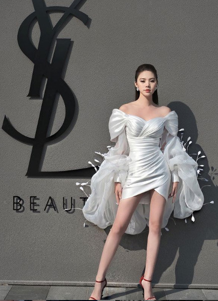 Cũng hiếm khi Jolie Nguyễn tham dự sự kiện, và trang phục cô chọn rất nữ tính nhưng không hề khoe da thịt.