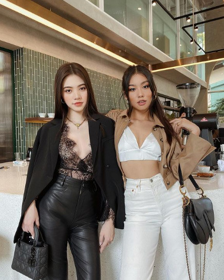 Thỉnh thoảng cô đăng những bức ảnh đi uống cà phê hẹn hò với bạn bè.