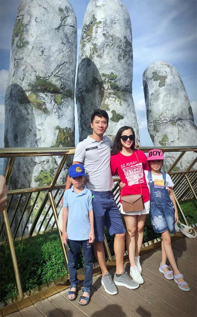 Vợ chồng cô thường xuyên cho hai con đi du lịch.