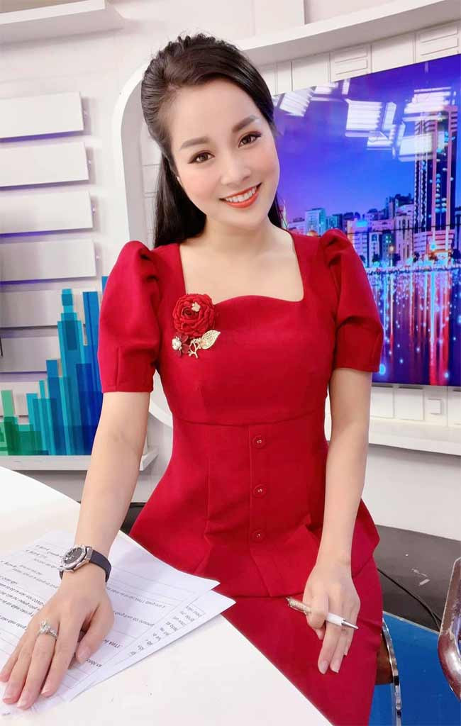 Minh Hương đã có nhiều năm gắn bó với vị trí MC, BTV của kênh truyền hình ANTV và vừa mới tham gia bộ phim truyền hình "11 tháng 5 ngày".