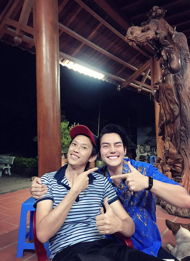 Hoài Linh còn nhận Cao Hữu Thiên làm con nuôi. Ngày 23/2, Cao Hữu Thiên đăng ảnh chụp cùng cha nuôi tại nhà thờ Tổ.