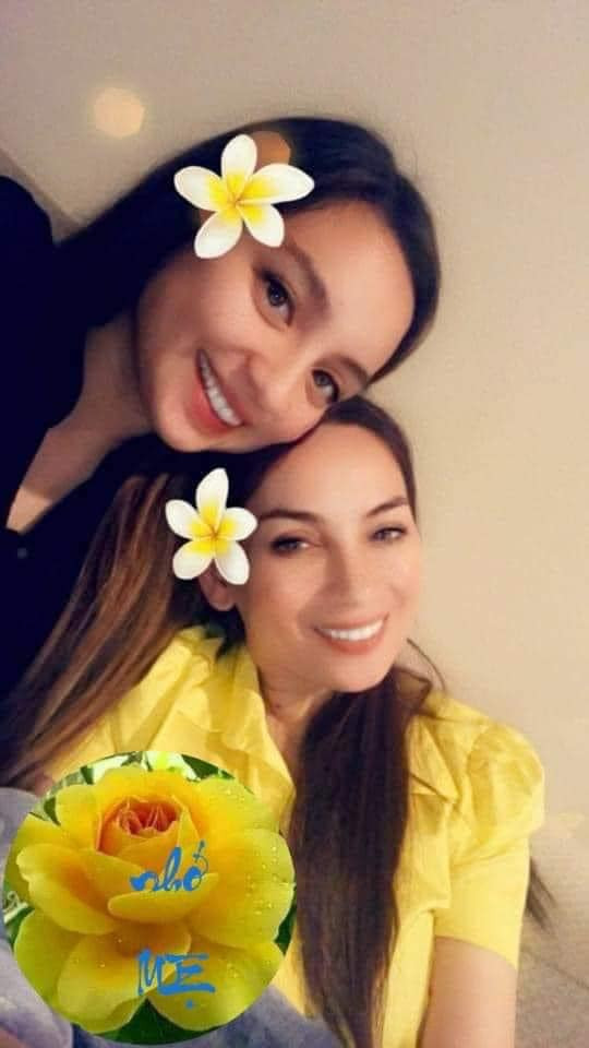 Nữ ca sĩ thường xuyên chia sẻ hình ảnh facetime cùng con gái trên trang cá nhân.