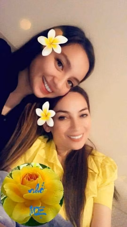 Nữ ca sĩ thường xuyên chia sẻ hình ảnh facetime cùng con gái trên trang cá nhân.