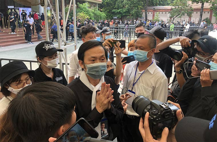 Khán giả yêu quý Hoài Linh còn bởi anh sống rất có tình, đặc biệt khi nhìn anh lo lắng cho đám tang của đàn anh chí cốt - nghệ sĩ Chí Tài (Ảnh: Vietnamnet)