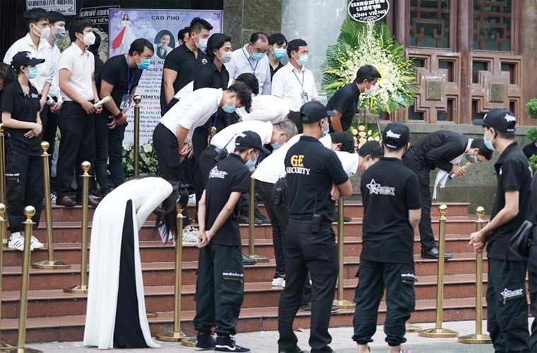 Nghệ sĩ Hoài Linh cùng đồng nghiệp cúi đầu cảm tạ những người đã tới viếng Chí Tài. (Ảnh: Zing)