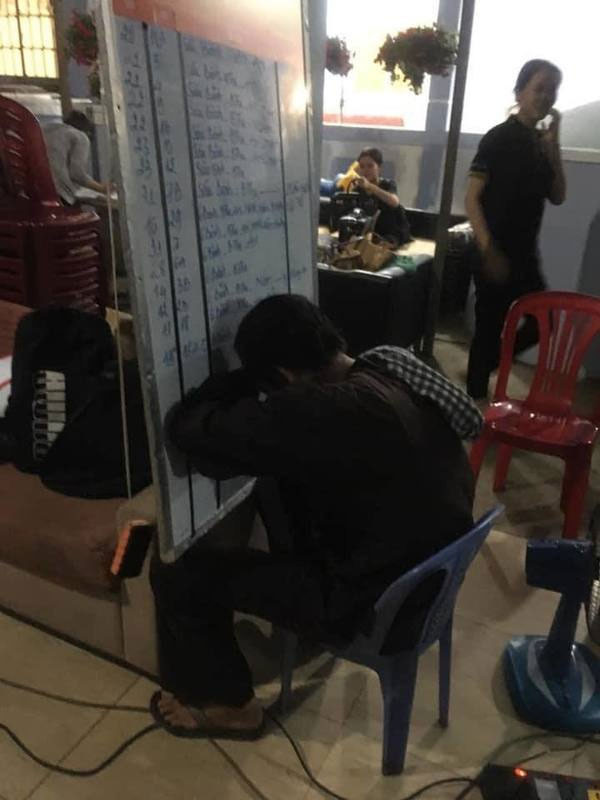 Hình ảnh danh hài Hoài Linh gục vào bảng phân cảnh để nghỉ ngơi từng được nhiều khán giả quan tâm vì lo anh làm việc quá sức. (Ảnh: phunutoday.vn)