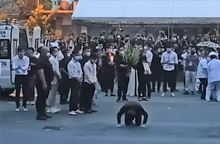 Hoài Linh cúi rạp người xuống đất cảm ơn người hâm mộ khi kết thúc tang lễ cho nghệ sĩ Chí Tài. (Ảnh: laodong.vn)