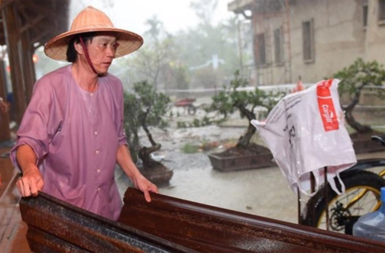 Khoảnh khắc Hoài Linh mặc áo bà ba, đội nón lá sửa chữa một khu nhà thờ bị dột giữa trời mưa khiến khán giả xúc động. (Ảnh: FBNV)