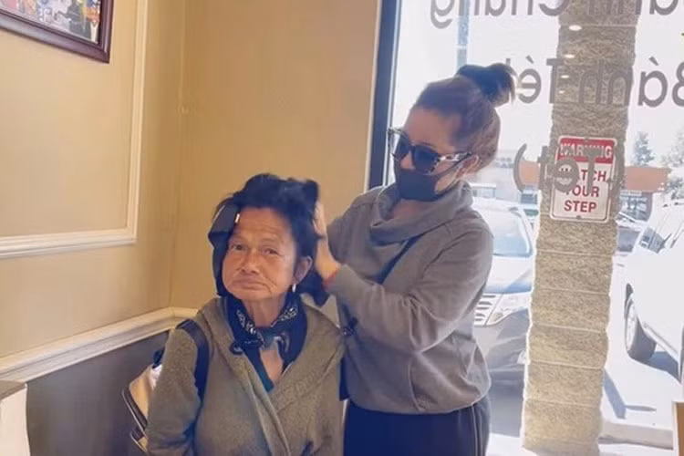 Thúy Nga còn bị một người tự nhận là em họ của Kim Ngân chỉ trích là giành quyền bảo trợ, chăm sóc Kim Ngân. (Ảnh: Thúy Nga Channel)