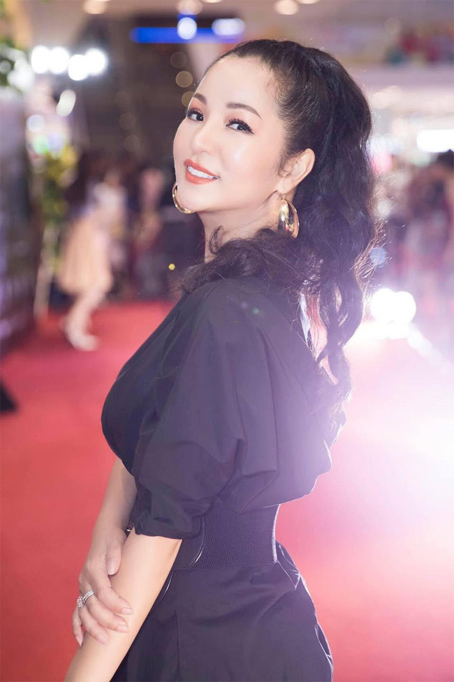 Thậm chí Thúy Nga bị cảnh sát Mỹ mời lên làm việc vì có người tố cô đang lợi dụng, đánh đập ca sĩ Kim Ngân. “Tôi nghe một số người thưa tôi tấn công, đánh đập, nhốt và không cho Kim Ngân tự do, ăn cắp tiền, lợi dụng hình ảnh của Kim Ngân để câu view… Lúc đó tôi rất đau lòng. Tại sao tôi đi giúp Kim Ngân nhưng lại bị xuyên tạc như vậy?", Thúy Nga chia sẻ. (Ảnh: FBNV)