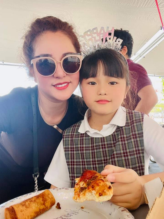 Tháng 4/2020, khi chia sẻ được nhận một khoản tiền hỗ trợ từ chính phủ Mỹ giữa mùa dịch COVID-19 trị giá 1.700 USD (gần 40 triệu đồng), ngoài những lời chúc mừng, Thúy Nga bị ý kiến cho rằng “nghệ sĩ lại đi ăn tiền trợ cấp?”. (Ảnh: FBNV)