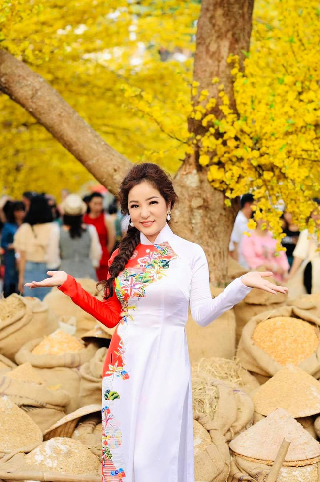 Dù mẹ Kim Ngân đã bác tin Thúy Nga lợi dụng Kim Ngân để trục lợi, câu view… nhưng Thúy Nga tuyên bố ngừng giúp đỡ Kim Ngân để gia đình nữ ca sĩ tự lo liệu. (Ảnh: FBNV)