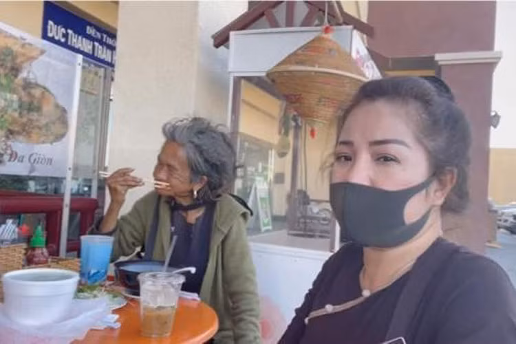 Gần đây, danh hài Thúy Nga đã đứng ra giúp đỡ ca sĩ Kim Ngân - nữ ca sĩ nổi danh một thời của hải ngoại đang sống lang thang, mất trí nhiều năm nay. Hành động của nữ danh hài nhận được rất nhiều lời khen ngợi của mọi người. (Ảnh: Thúy Nga Channel)