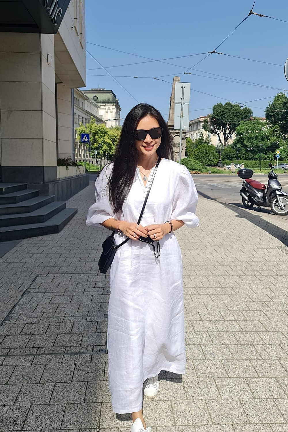 Ngô Thanh Vân diện váy trắng trẻ trung, thả dáng ở quê hương thứ hai của mình.