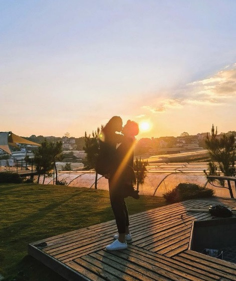 Tình trẻ từng công khai đăng ảnh bế thốc bạn gái nghi là Ngô Thanh Vân lên hôn, kèm lời có cánh: "Be with someone who brings out the best in you (Bên cạnh một người khơi dậy được điều tốt nhất trong bạn - PV)". 