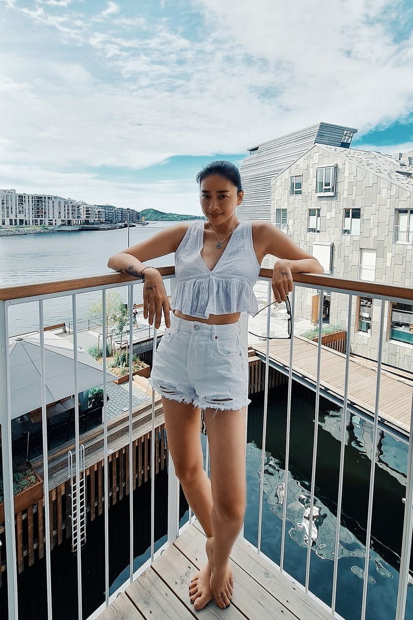 Trên Instagram của mình, Ngô Thanh Vân cũng khoe ảnh check in ở Na Uy. Dù không lộ mặt trong ảnh chụp chung nhưng dựa vào hình xăm và địa điểm check-in trùng nhau cũng đủ để fan đoán ra Ngô Thanh Vân và tình trẻ đang có chuyến "du hí" lãng mạn ở trời Tây.