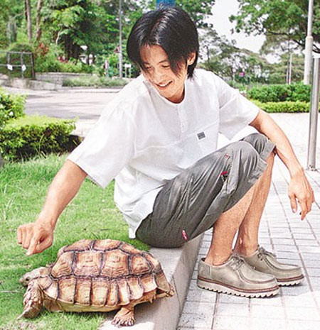 Tài tử Hong Kong Tạ Đình Phong có một dàn thú cưng gồm 30 con rùa và 5 con thằn lằn. Tạ Đình Phong còn mang chú rùa lên sân khấu để biểu diễn cùng. (Ảnh: internet)