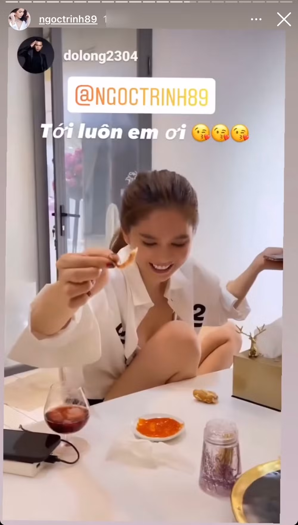 Với danh xưng "cô bé ăn hàng", có sở thích tiệc tùng nhậu nhẹt cùng bạn bè từ trong nhà cho tới hè phố. Ảnh: Instagram NV.