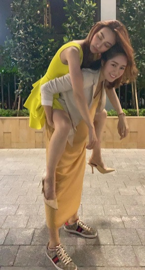 Ngân Khánh say xỉn ngủ ngon lành trên lưng của Lê Phương.