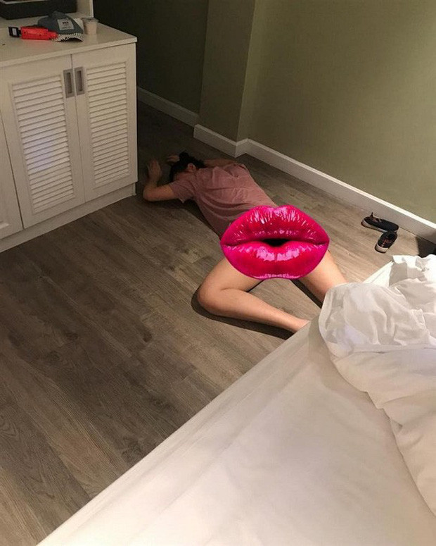 Hồng Quế nằm úp mặt xuống sàn nhà sau cơn say quên lối về.